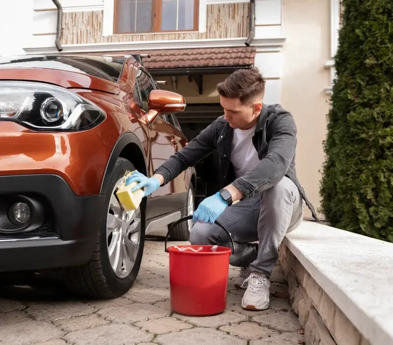 Lavage auto à domicile Grézieu-la-Varenne : professionnel intervenant sur un véhicule
